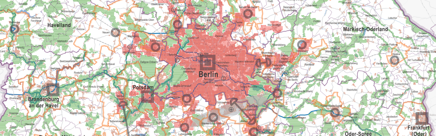 Das Bild zeigt ein Ausschnitt aus der Festlegungskarte des Landesentwicklungsplans Hauptstadtregion Berlin-Brandenburg (LEP HR) mit den Gebietskulissen des Gestaltungsraumes Siedlung (rotes Punktraster) und des Freiraumverbundes (grüne Schraffur). Des Weiteren sind die Zentralen Orte mit den Stufen Metropole, Oberzentren und Mittelzentren bzw. Mittelzentren in Funktionsteilung dargestellt. Der Kartenausschnitt erstreckt sich von der westlichen bis zur östlichen Landesgrenze Brandenburgs. In der Mitte des Bildes befindet sich Berlin und das Berliner Umland.