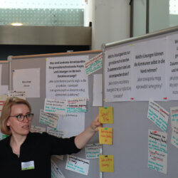 Ulrike Engelke von complan Kommunalberatung moderiert eine Workshopgruppe.