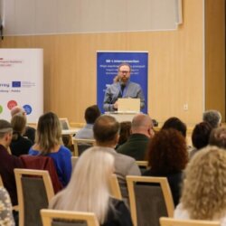 Szymon Bryzgalski vom Büro ZDG TOR stellt die Ergebnisse der Expertise vor.