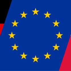 Von links nach rechts die deutsche, europäische und polnische Flagge.