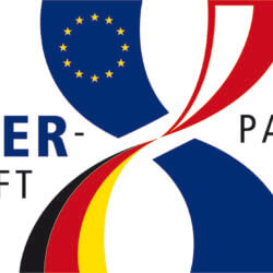 Das Logo der Oder-Partnerschaft: Die deutsche und polnische Flagge kreuzen sich mit der EU-Flagge. Daneben steht auf Deutsch „Oder-Partnerschaft“ und auf Polnisch „Partnerstwo Odra“.