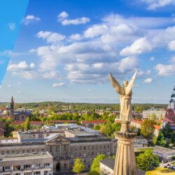 Von links nach rechts ein Foto der Stadt Berlin mit Oberbaumbrücke und Fernsehturm, ein Foto der Potsdamer Innenstadt und ein Foto Warschaus mit der Altstadt im Vordergrund und dem Geschäftsviertel im Hintergrund.