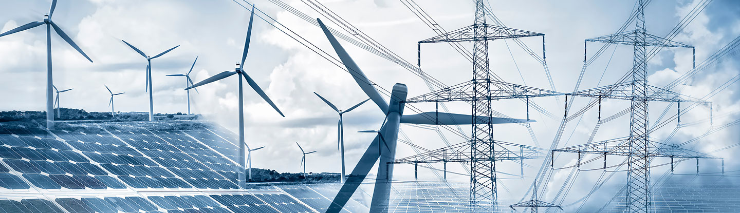 Das Schwarzweiß-Foto ist eine Collage aus Windkraftanlagen, Freiflächen-Photovoltaikanlagen und Hochspannungs-Freileitungen.