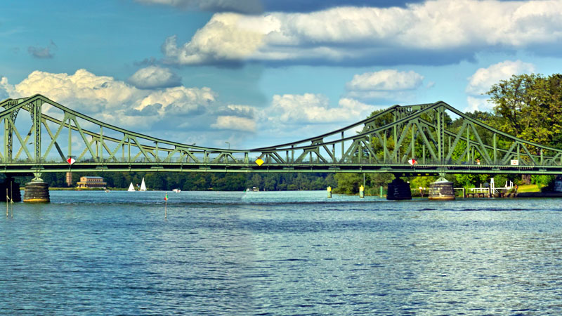 Blick auf die Glienicker Brücke mit Havel und bewaldetem Havelufer