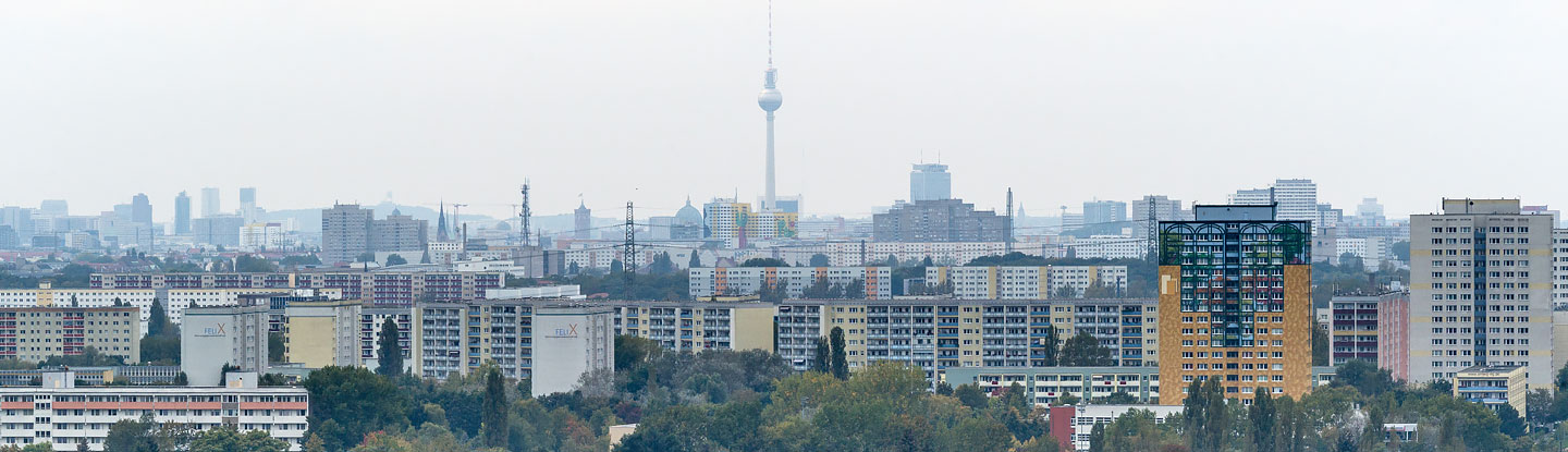 Berliner Stadtpanorama mit Blick auf den Fernsehturm in der Mitte fotografiert von der Aussichtsplattform Wolkenhain auf dem Kienberg