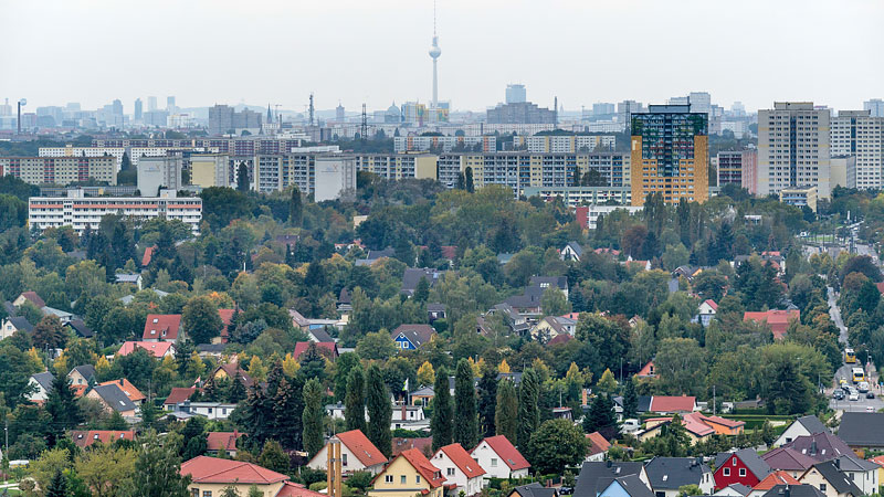 Berliner Stadtpanorama mit Blick auf den Fernsehturm in der Mitte fotografiert von der Aussichtsplattform Wolkenhain auf dem Kienberg