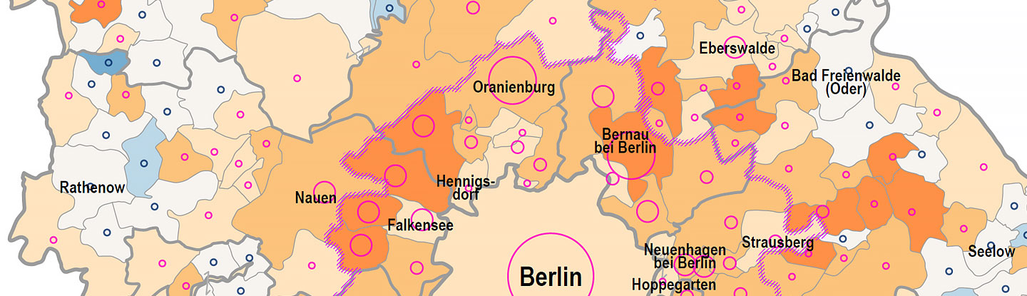 Das Bild zeigt einen Ausschnitt einer Choroplethenkarte zum Thema Bevölkerungsentwicklung. Der Kartenausschnitt erstreckt sich von der westlichen bis zur östlichen Landesgrenze Brandenburgs. In der Mitte des Bildes befinden sich nördliche Teile Berlins und des Berliner Umlandes. Städte und Gemeinden mit Bevölkerungszunahme sind in orangetönen und Städte und Gemeinden mit Abnahme sind in blautönen gefärbt. Weiß bedeutet eine stagnierende Bevölkerungsentwicklung.