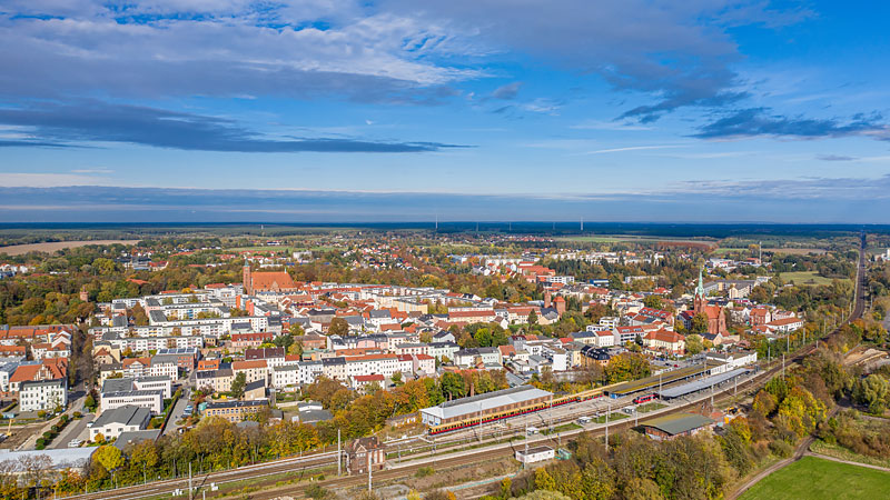 Blick von oben auf die Stadt Bernau bei Berlin. In der Bildmitte befindet sich das Stadtzentrum, im Vordergrund ist der S-Bahnhof der Stadt Bernau zu sehen.
