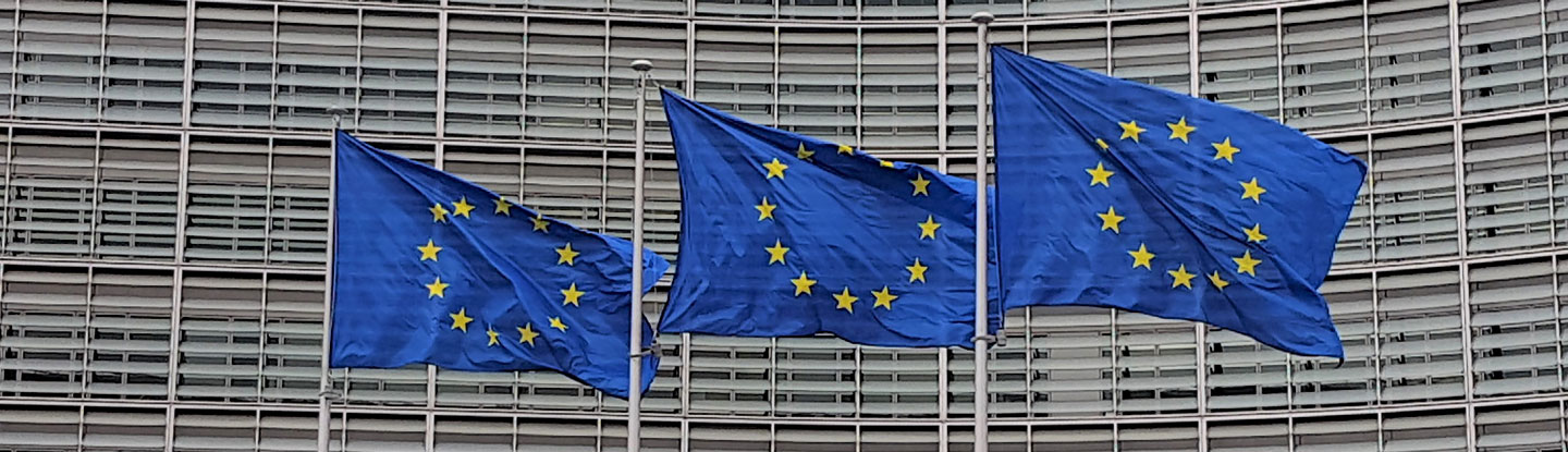Drei EU-Flaggen vor dem Berlaymont-Gebäude der EU-Kommission in Brüssel